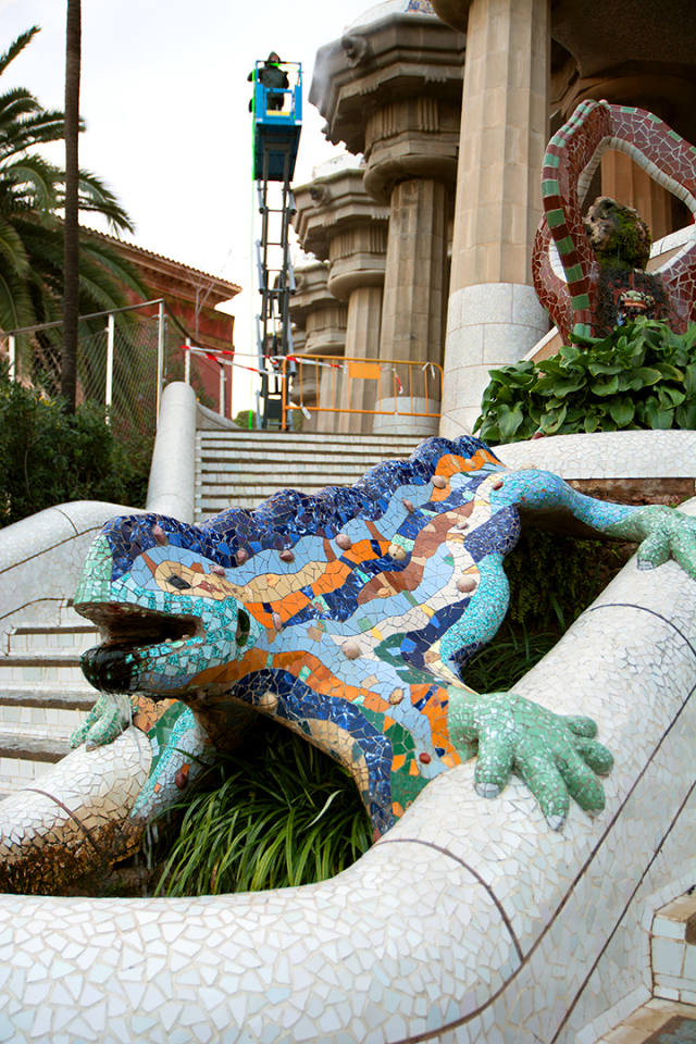 Gaudi’nin mozaikten yaptığı kertenkele heykeli